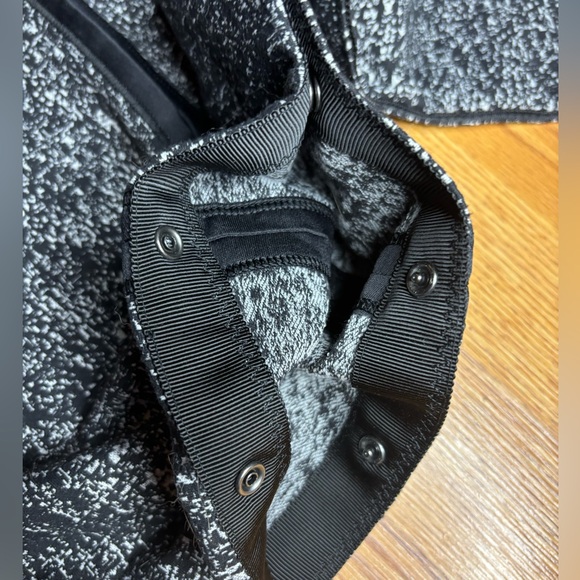 Lululemon Vinyasa scarf- many possible ways to wear it!🖤 - Picture 5 of 11